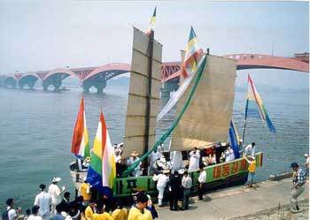 물건을 가득 실은 황포돛배가 마포나루에 닻을 내린 모습을 재현한 2000년의 '마포나루 축제'