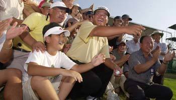 최경주(中)가 이날 체육대회까지 일찍마쳐가며 응원온 뉴올리언스 교민들과 기념촬영을 하며 활짝 웃고 있다.