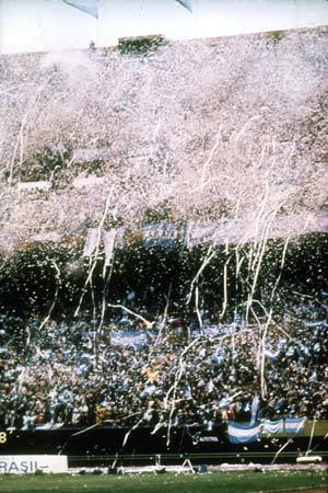 11회 월드컵에서 개최국 아르헨티나의 우승이 확정되자 아르헨티나 응원단이 축포를 터뜨리며 열광하고 있다.