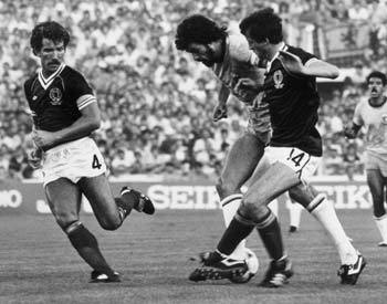 브라질-스코틀랜드 경기서 브라질의 소크라테스(中)가 스코틀랜드 수비수사이로 볼을 드리블하고 있다.