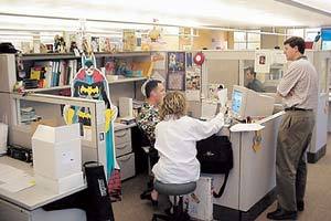 미국 캘리포니아주 새너제이에 있는 이베이 사무실에서 직원들이 업무와 관련한 의견을 나누고 있다.