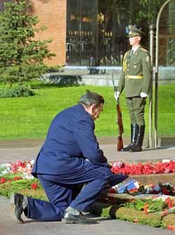 러시아의 한 퇴역군인이 8일 그렘린 광장에 있는 무명용사의 묘지에 헌화하고 있다.