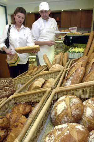 서래마을에 있는 한 빵집에서 인근에 사는 프랑스 여성이 빵을 고르고 있다