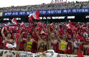 지난해 제주월드컵경기장에서 벌어진 한국과 미국의 평가전에서 한국 축구팬들이 열광하고있다.