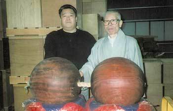 태고종 전 총무원장 인곡 스님과 통일 염원으로 초대형 염주를 만든 재일교포 임종오씨 (왼쪽)