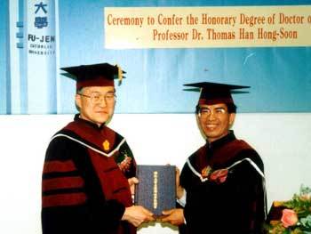 리링위안 대만 푸렌대 총장으로부터 명예법학박사 학위를받고 있는 한홍순 교수(왼쪽)