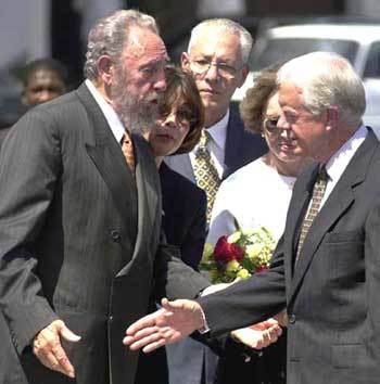 카터 美 前대통령(오른쪽)이 쿠바 아바나공항에 도착해 환영 나온 피델 카스트로 국가평의회 의장에게 손을 내밀고 있다