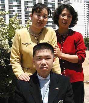 김택수군(앞)과 어머니 김혜숙씨를 이성희 교사(뒷줄 왼쪽)가 반갑게 맞고 있다.