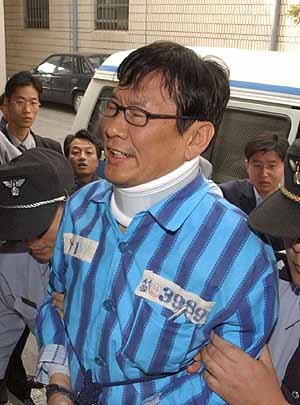 김은성 전 국가정보원 2차장이 파크뷰 아파트 특혜분양 의혹 사건과 관련해 수원지검으로 소환되고 있다.