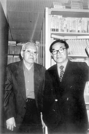 최정호 교수는 지난달말 일본의 무라마쓰 선생(왼쪽) 자택을 찾아가 사제의 정을 나눴다.