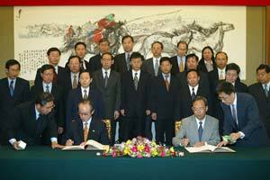 전윤철 부총리 겸 재정경제부장관(왼쪽)과 쩡베이옌 중국 국가발전계획위원회 주임이 합의서에 서명하고 있다.