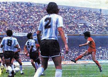 한국의 박창선(오른쪽)이 86멕시코월드컵 아르헨티나와의 경기에서 슈팅을 날리고 있다.
