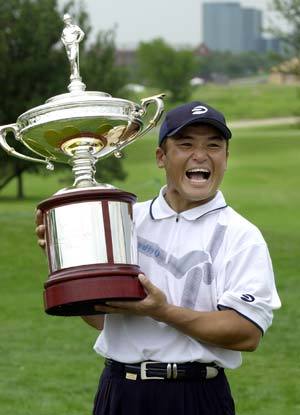 ‘미스터 스마일’로 불리는 마루야마 시게키가 우승컵을 안고 호쾌하게 웃는 특유의 표정을 짓고 있다.