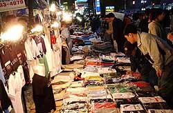 밤이 서울의 동대문시장. 노점에서는 소매점보다 싸게 살 수 있다.