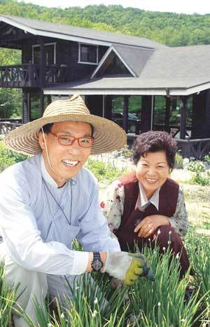 집앞 텃밭에 앉아 한가로이 밭을 고르고 있는 하윤석 김복순씨 부부