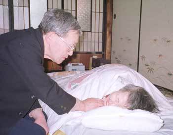 아내를 간병하고 있는 니시오카 다카시씨