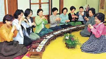 전통문화강좌에 참가한 30~50대 주부들이 차회를 즐기고 있다.