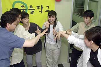 자원봉사자와 학생들이 강사인 연극배우 홍정혜씨(맨 오른쪽)의 지도로 연극 수업을 하고 있다.