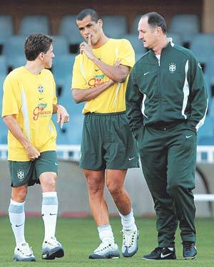 브라질축구대표팀의 스콜라리 감독(右)이 훈련에 들어가기 앞서 히바우두(中), 주니뉴와 이야기를 나누고 있다.