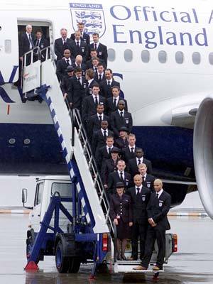 잉글랜드축구대표팀 선수들이 루톤 공항에서 두바이행 비행기에 탑승하기 직전 포즈를 취하고 있다.