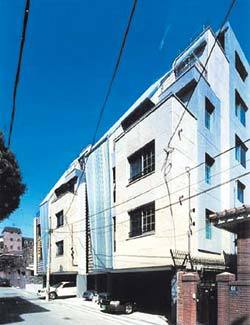 넓은 대지를 2개의 필지로 나눠 같은 규모와 모양의 쌍둥이 건물로 지은 서울 강남구 삼성동 소재 다가구주택.