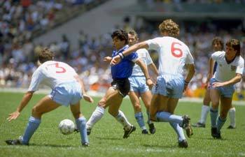 86멕시코월드컵 최고의 스타인 아르헨티나의 마라도나(中)가 잉글랜드의 밀집수비를 뚫으며 드리블하고 있다.