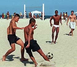 모래사장에서 펼치지고 있는 비치축구=코파카바나