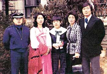 초등학교 졸업식- 김홍일 의원과 부인 윤혜라씨, 홍걸씨, 이희호 여사, 김홍업씨