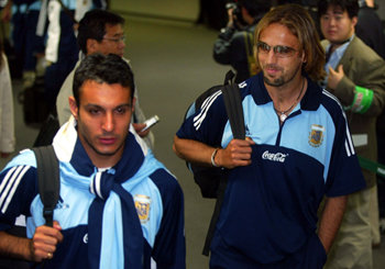 아르헨의 간판 골잡이 가브리엘 바티스투타(右)를 비롯한 선수들이 나리타 공항을 통해 일본에 입국하고 있다.