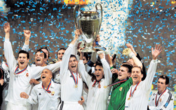 레알 마드리드 선수들이 우승컵을 높이 든 채 승리의 기쁨을 만끽하고 있다.