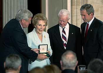 낸시여사와 데니스 해스터트 하원의장(왼쪽),조지 W 부시 대통령(오른쪽 끝)과 로버트 버드 상원의원