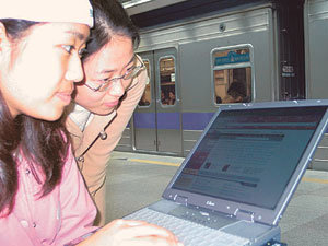 지하철을 타려는 승객이 지하철역에서 하나로통신의 무선랜 서비스를 이용해 인터넷을 이용하고 있다. 사진제공 하나로통신