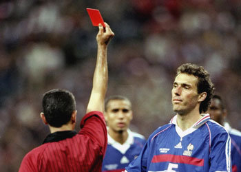 98프랑스월드컵에서 프랑스의 로랑 블랑(오른쪽)에게 레드카드를 보여주며 퇴장명령을 하고 있는 주심. 동아일보 자료사진