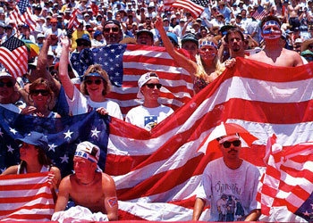 성조기를 흔들며 미국대표팀을 응원하고있는 관중들. 동아일보 자료사진