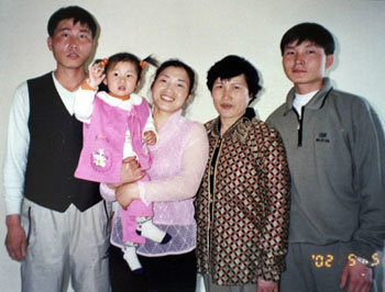 왼쪽부터 김광철씨와 딸 김한미양, 부인 이성희씨어머니 정경숙씨, 동생 김성국씨