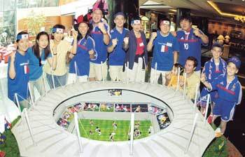 한국 거주 프랑스인이 프랑스팀을 응원하는 한국인과 함께 19일 서울 강남 노보텔호텔에서 응원단 모임을 가졌다