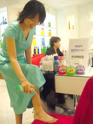 현대백화점 본점에서 여성 고객이발 전용 스프레이를 뿌려보고 있다.