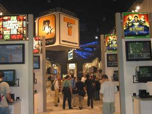 세계 최대 게임쇼 ‘E3 2002 전시회’가 열린 미국 로스앤젤레스 컨벤션센터에서 참가자들이 최신 게임 트렌드를 살펴보고 있다.