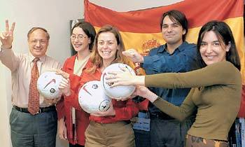 ’비바 에스파냐’주한스페인인들이 국기 앞에서 월드컵기간 중 고국팀 선전을 다짐하는 파이팅을 외치고 있다. 사진=원대연기자