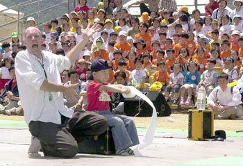 갤러리 리즈 앞마당에서 캐나다 연극인 다도가재미있는 표정 연기를 선보이고 있다