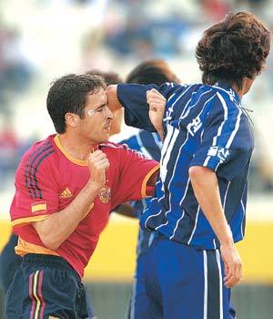스페인의 주공격수 곤잘레스 블랑코 라울(왼쪽)이 울산 현대와의 연습경기중 조세권(오른쪽)과 몸싸움을 하고 있다.