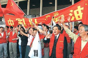 중국 축구 응원단인 북제주군민 서포터스가 중국 대표팀을 환영하고 있다.