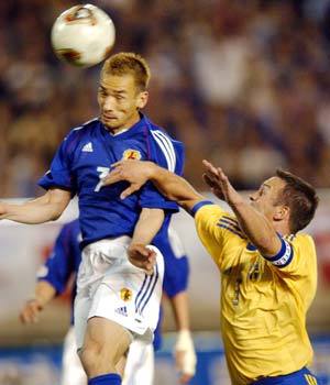 일본의 나카타 히데토시(왼쪽)가 스웨덴과의 평가전중 스웨덴 수비수 패트릭 앤더슨(오른쪽)의 저지를 뚫고 헤딩슛을 날리고 있다.