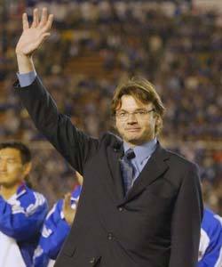 트루시에 일본대표팀 감독이 스웨덴과의 평가전에 앞서 관중들에게 손을 흔들며 인사하고 있다.