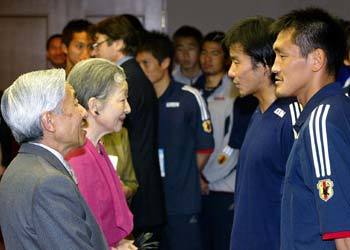 아키히토 일본 천황(왼쪽) 부처가 일본 대표팀과 스웨덴 대표팀과의 평가전을 관람한 뒤 일본선수들과 환담하고 있다.