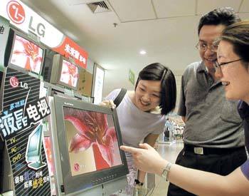 중국 베이징 시내 LG전자 대리점을 찾은 중국인 고객들이 LG LCD 모니터를 관심있게 살펴보고 있다.