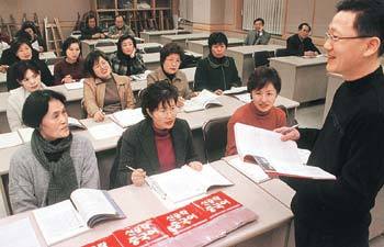 중국 바람이 불면서 중국어를 가르치는 학원도 만원을 이루고 있다.