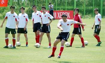 월드컵 본선에 첫 진출한 중국 대표팀 선수들이 제주 서귀포 중문구장에서 슈팅 연습을 하고 있다.
