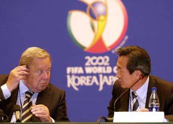 유럽축구연맹 요한슨 회장이 27일 서울에서 열린 FIFA 부회장 회의에서 한국의 정몽준 부회장과 말을 나누고 있다.