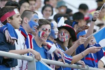 “2회 연속 우승을 향해.” FIFA랭킹 1위인 프랑스 대표팀을 열렬히 응원하는 응원단.